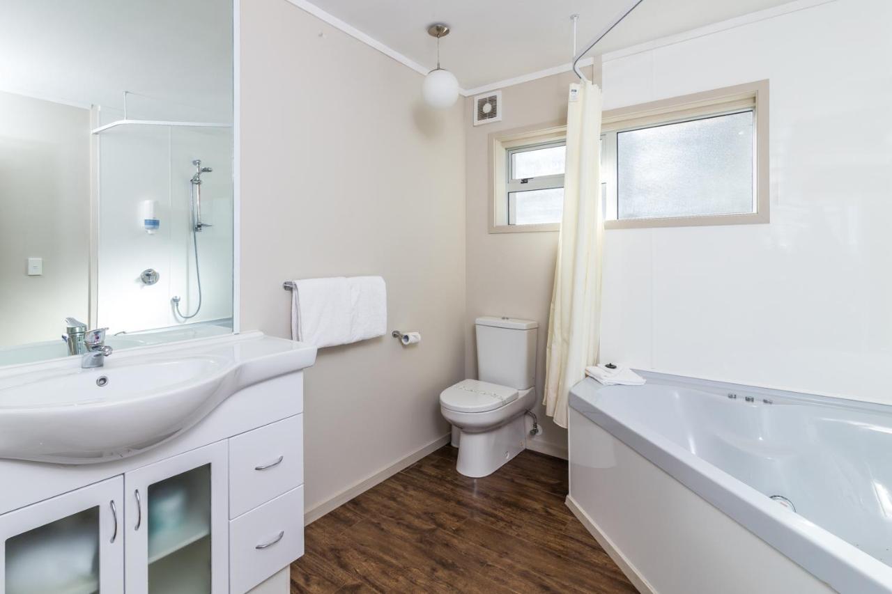 Twin Peaks Lakeside Inn Таупо Екстер'єр фото