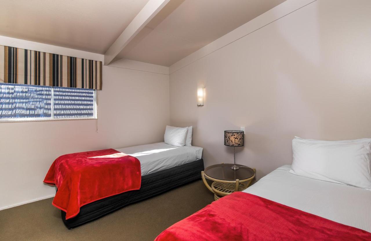 Twin Peaks Lakeside Inn Таупо Екстер'єр фото