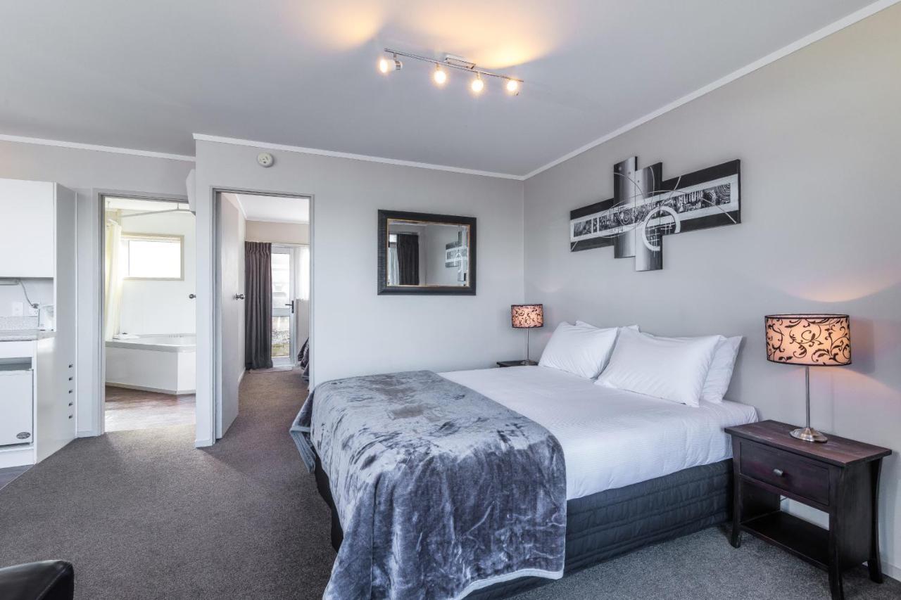 Twin Peaks Lakeside Inn Таупо Екстер'єр фото