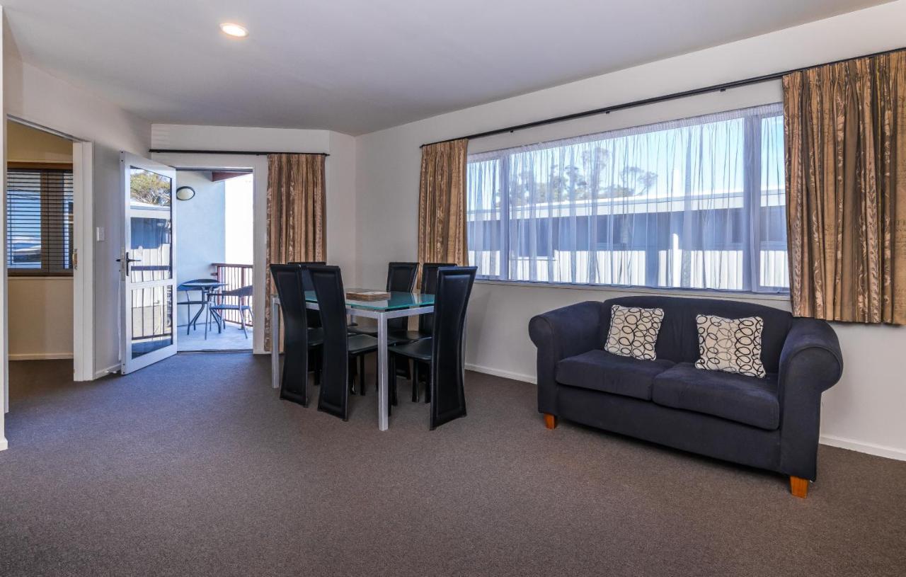 Twin Peaks Lakeside Inn Таупо Екстер'єр фото