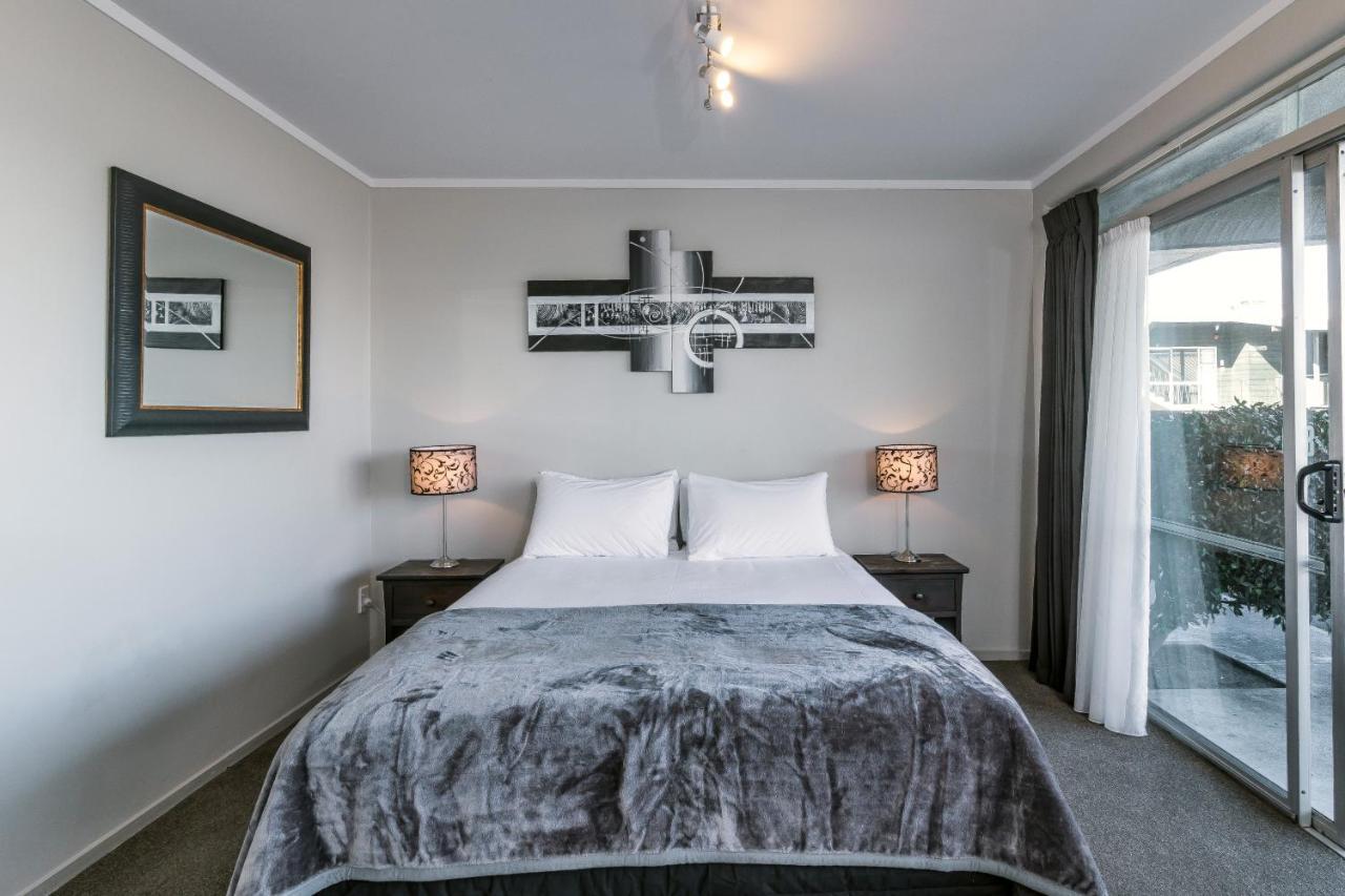 Twin Peaks Lakeside Inn Таупо Екстер'єр фото