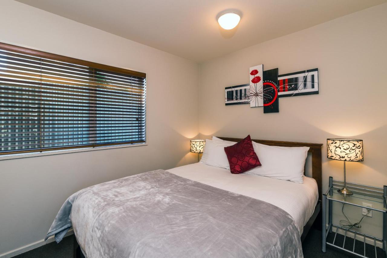 Twin Peaks Lakeside Inn Таупо Екстер'єр фото