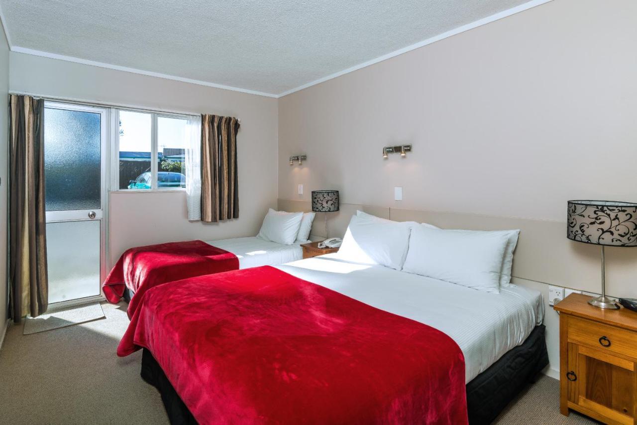 Twin Peaks Lakeside Inn Таупо Екстер'єр фото