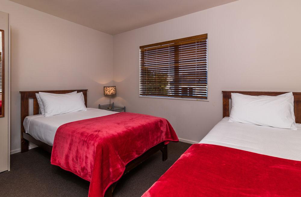 Twin Peaks Lakeside Inn Таупо Екстер'єр фото