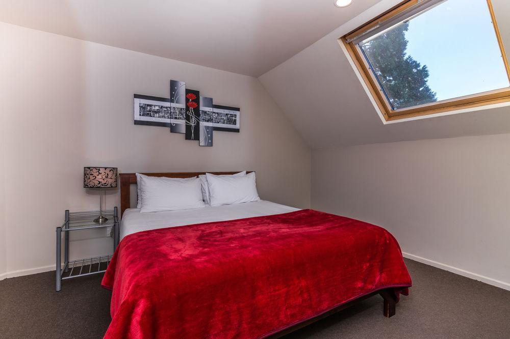Twin Peaks Lakeside Inn Таупо Екстер'єр фото