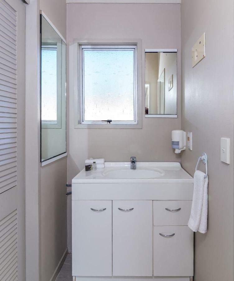 Twin Peaks Lakeside Inn Таупо Екстер'єр фото